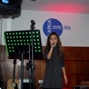 Sonia Z. mentre canta