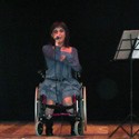 Angela mentre canta