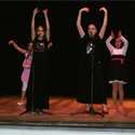 Silvia canta con Sonia P., Sonia Z. e Martina Al. che ballano