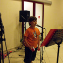 Andrea mentre canta