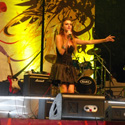 Martina ripresa da sotto il palco