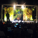 Martina sul palco da dietro il pubblico