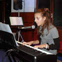 Benedetta canta mentre suona al Pianoforte