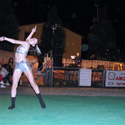 Simona balla mentra Angela canta La notte