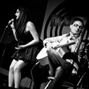 Martina canta accompagnata da Gabriele alla chitarra