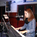 Silvia canta mentre suona al Pianoforte