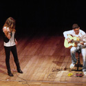 Il duetto Gabriele alla chitarra e Martina Casetta che canta