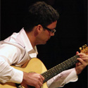 Gabriele mentre suona la chitarra