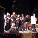'Tutti sul palco a cantare e ballare'
