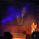 Martina che canta in primo piano sul maxischermo