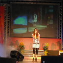 Martina che canta e dietro il maxischermo