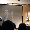 Camilla che canta ripresa dal cameraman